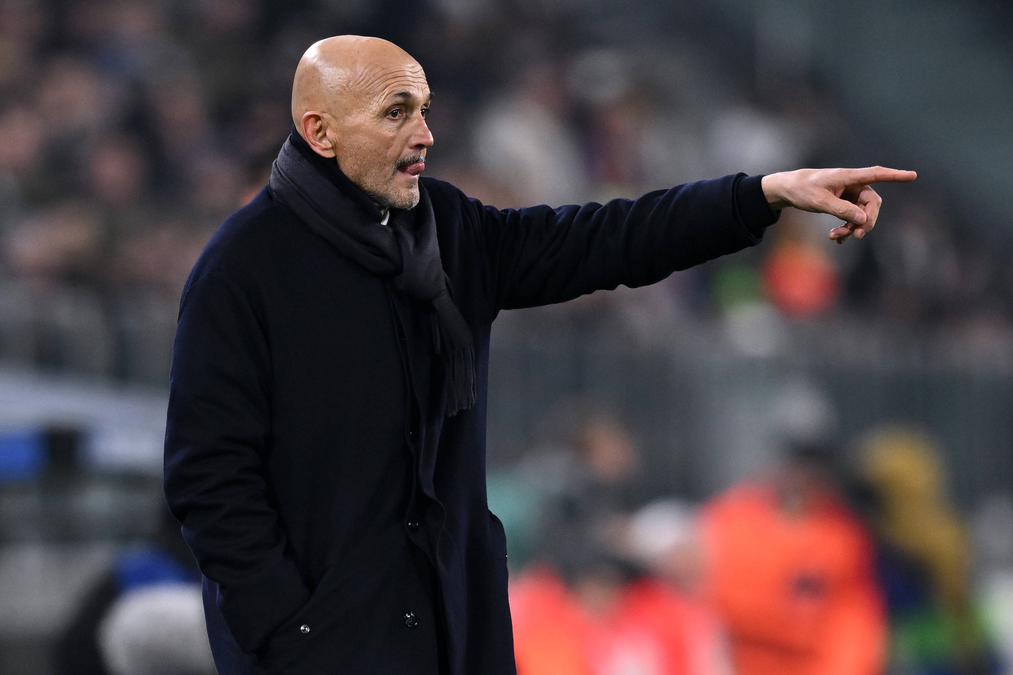 国足主帅邵佳一到访皇马，与弗洛伦蒂诺合影+获赠10号球衣